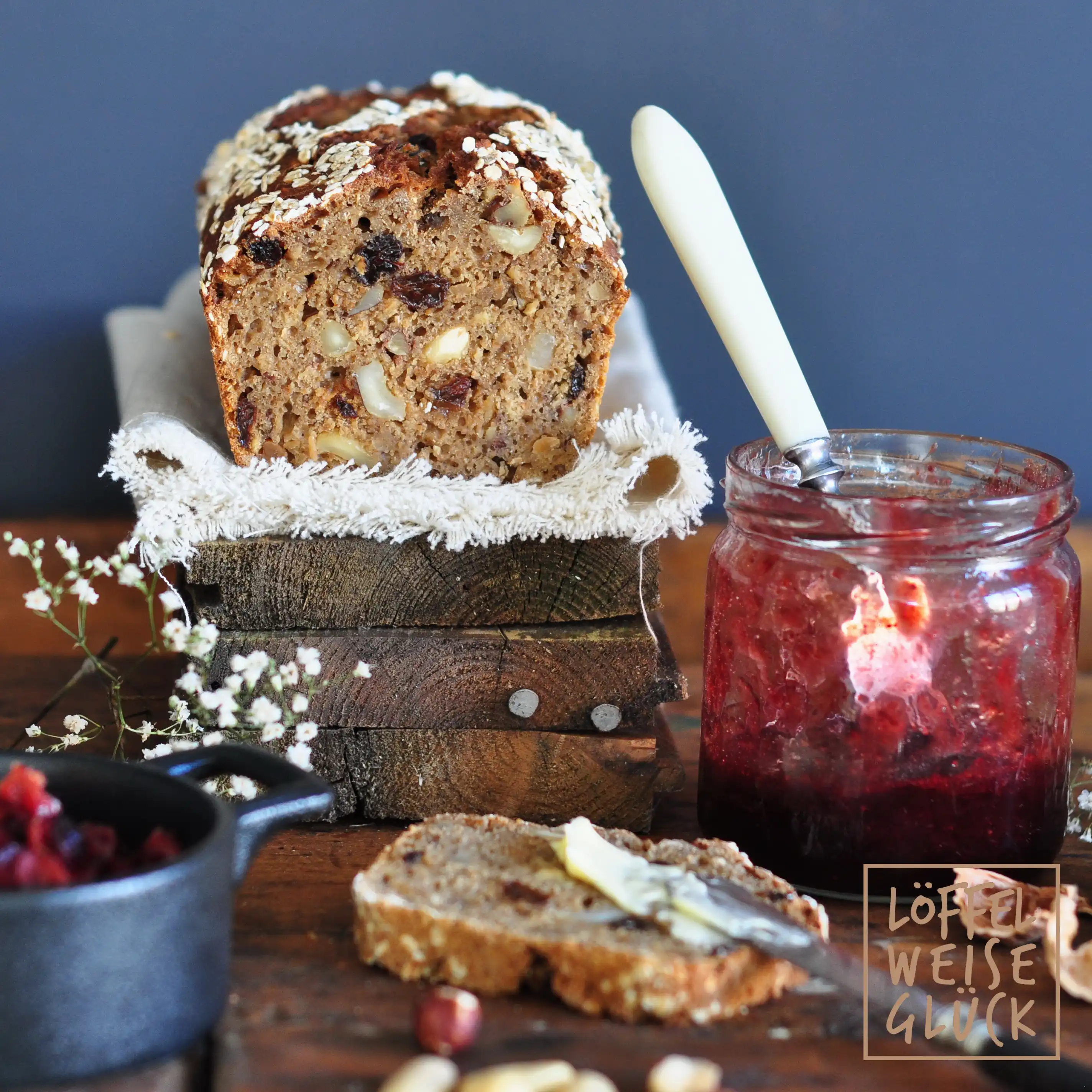 Brot mit kernigen Nüssen und Cranberries