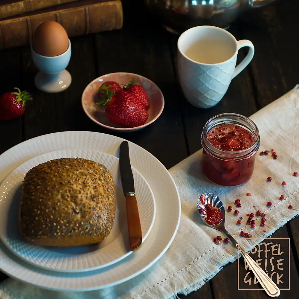 Erdbeermarmelade mit rosa Pfeffer