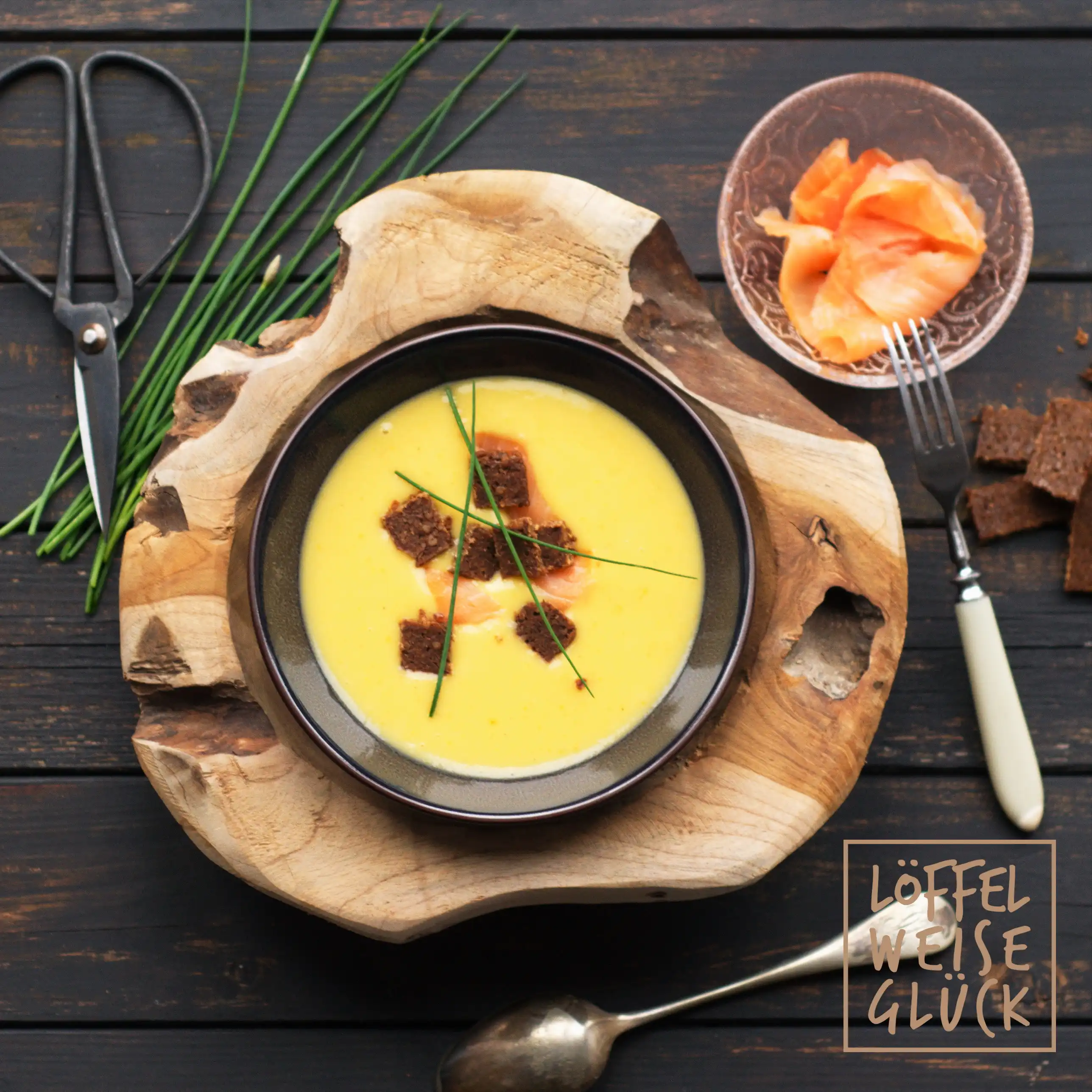 Kartoffelsuppe mit Streifen vom Räucherlachs & Pumpernickel-Würfel