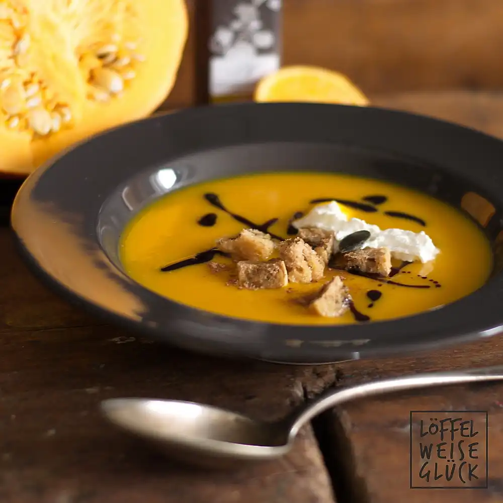 Orangen-Kürbissuppe mit Zimt-Croutons