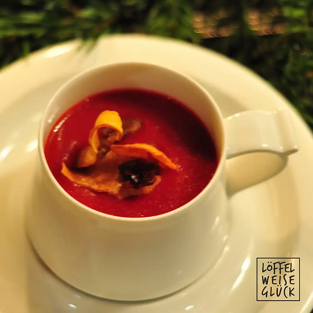 Rote-Bete-Suppe mit Gemüse-Crunch