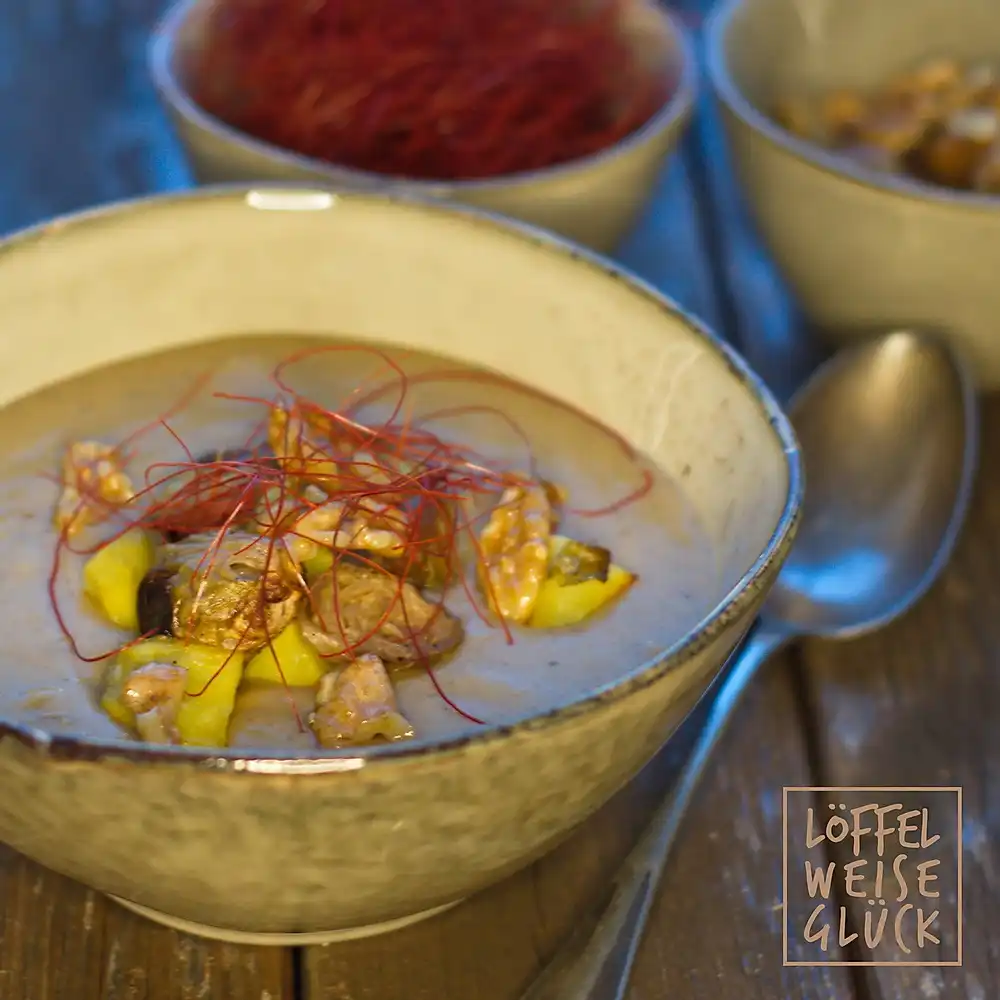 Röst-Rosenkohlsuppe mit karamellisierten Walnüssen & Chilifäden