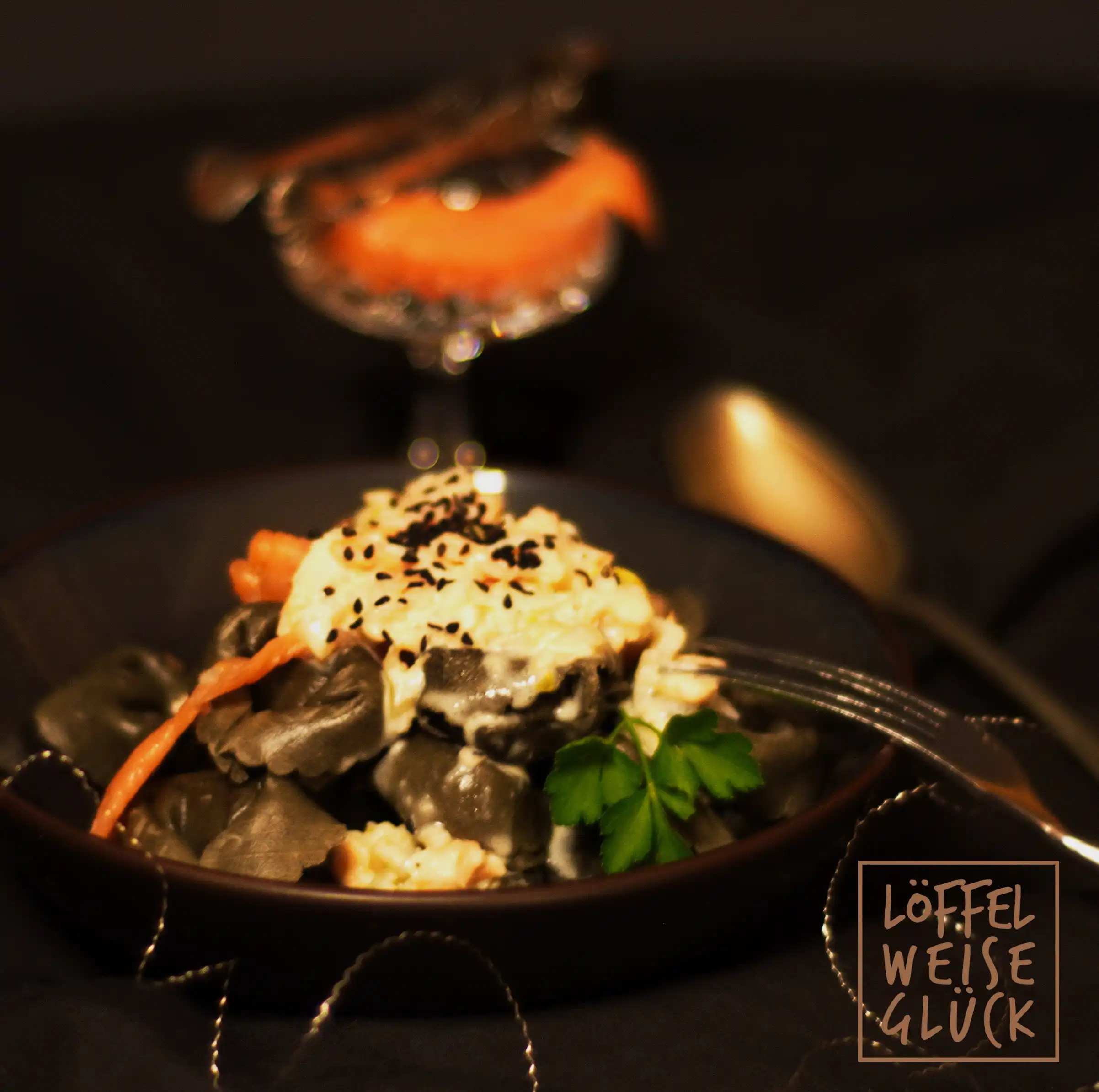 Sepia-Tortelloni mit Lachs-Sahne