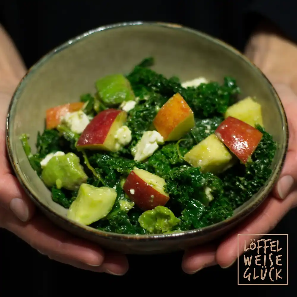 Winterlicher Grünkohl-Salat mit Paradiesapfel