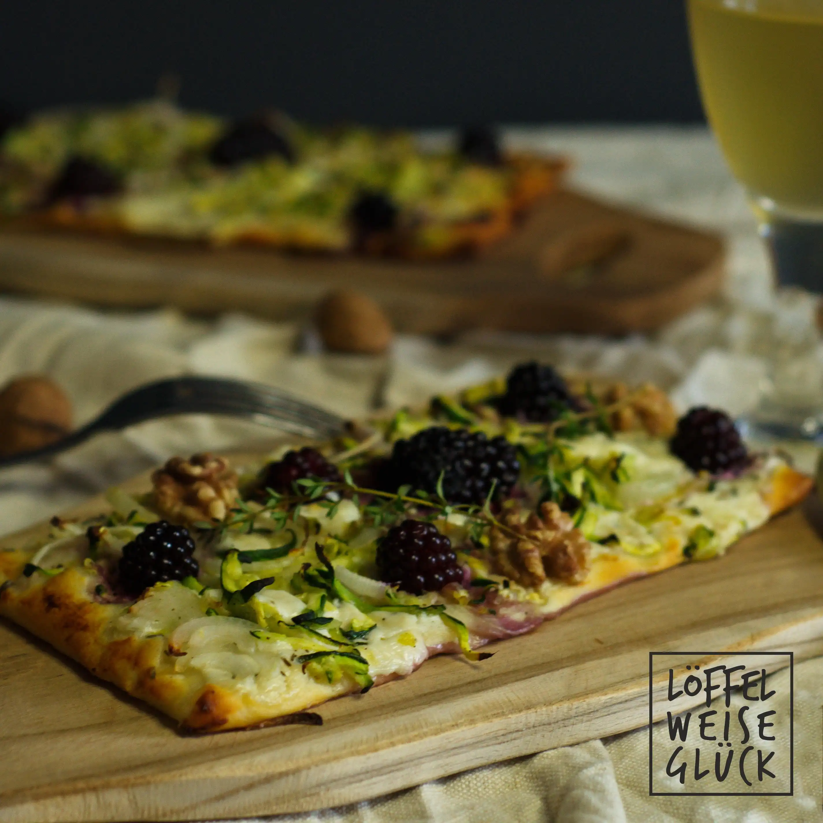 Zucchini-Zwiebelkuchen mit Brombeer-Topping